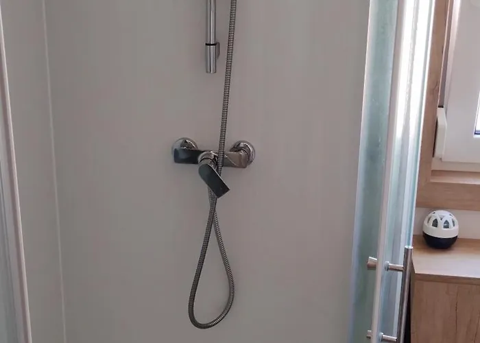 Vikendica Sunrise Wellbeing Mobile For Mindful, Vegetarian, Active Rest, Just 35 Meters From The Sea Grebastica